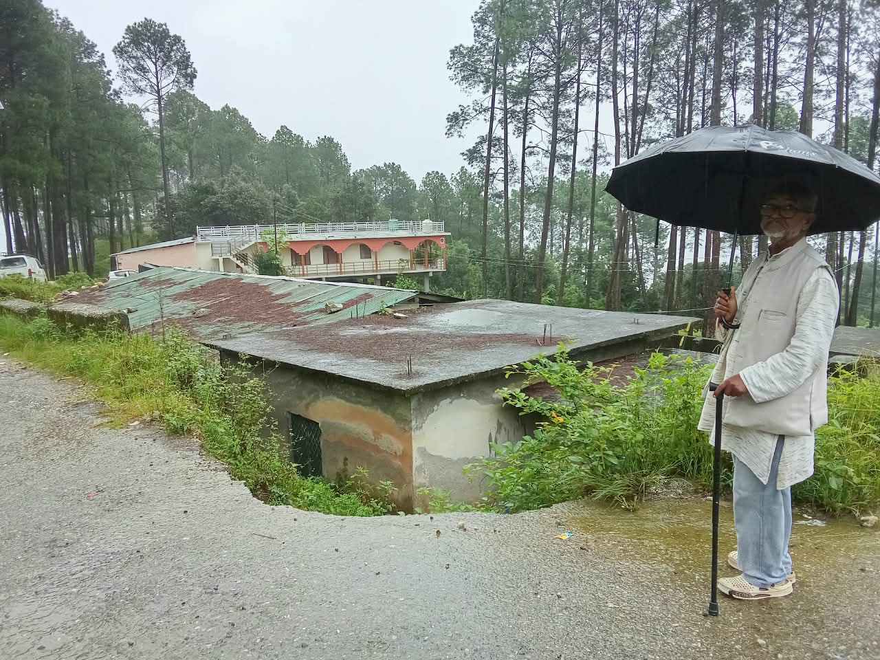 तीन साल से टूटी सुरक्षा दीवार, प्राथमिक विद्यालय के बच्चों पर मंडरा रहा खतरा