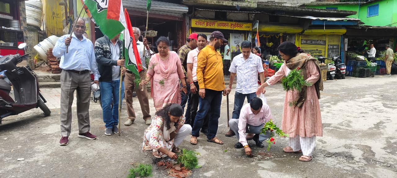रानीखेत में बदहाल सड़क के गड्ढों में कांग्रेस ने किया पौधारोपण, सरकार पर साधा निशाना