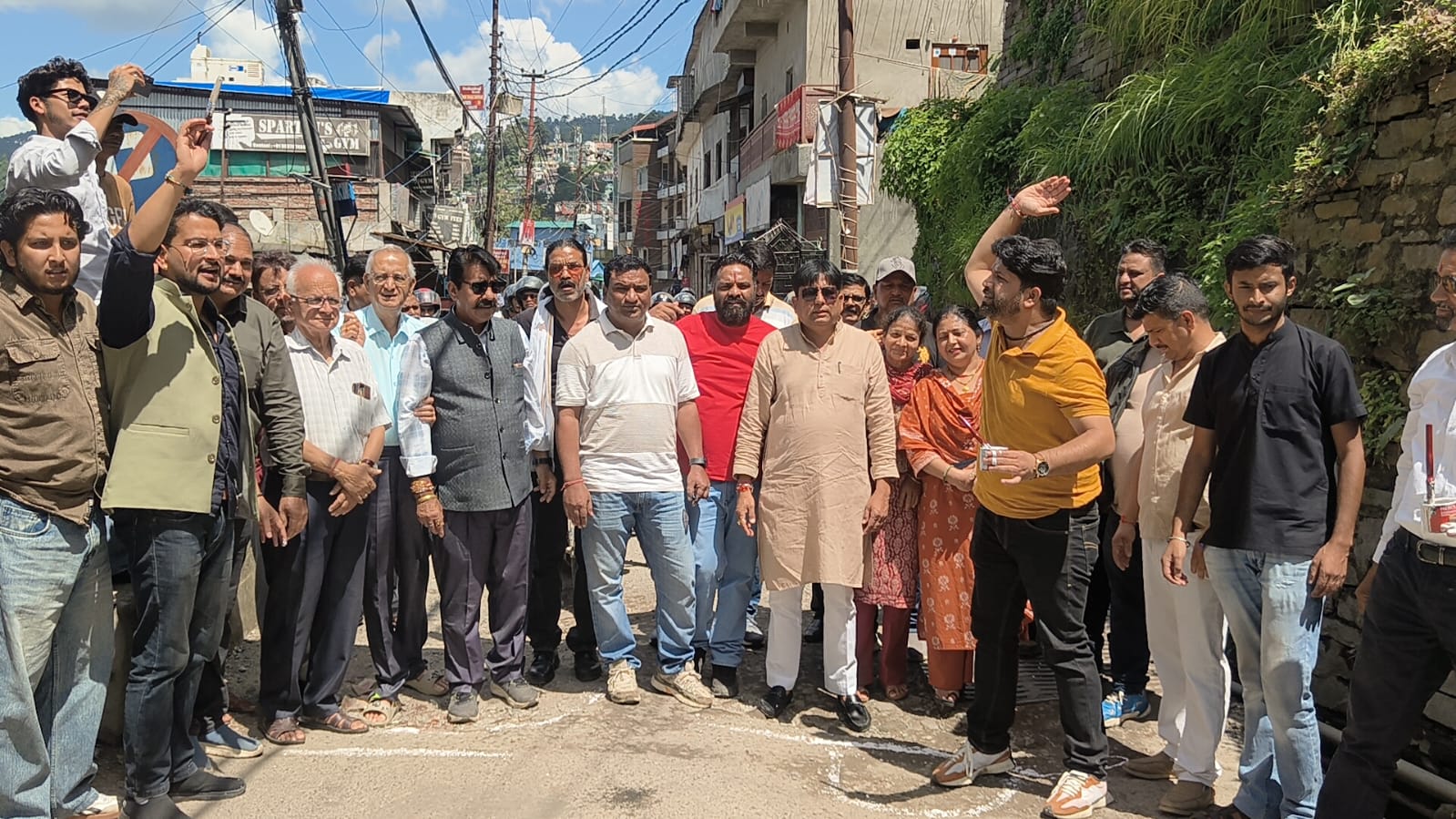 अल्मोड़ा की बदहाल सड़कों को लेकर कांग्रेस का अनोखा प्रदर्शन, गड्ढों पर किया पेंट