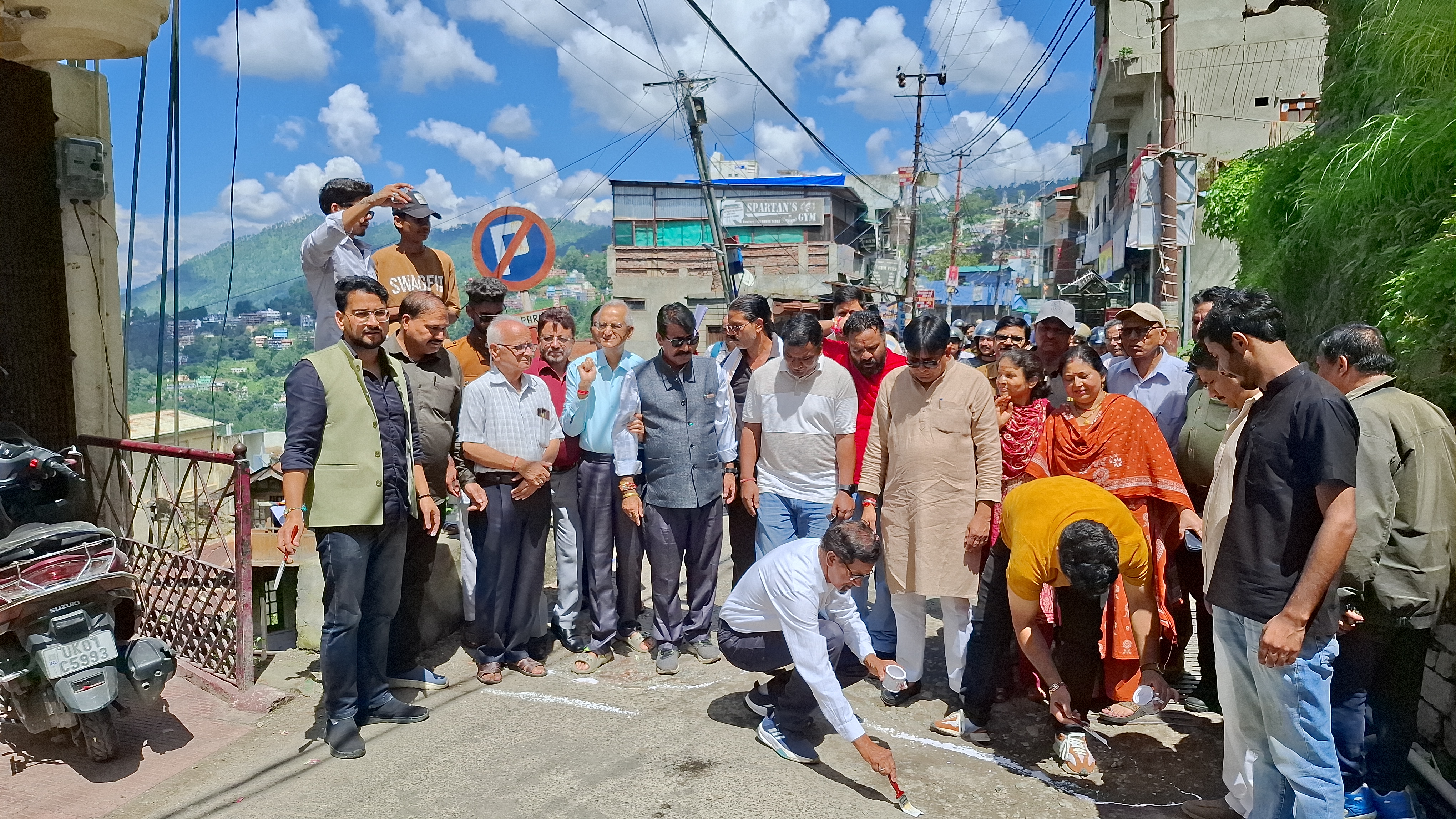 अल्मोड़ा की बदहाल सड़कों को लेकर कांग्रेस का अनोखा प्रदर्शन, गड्ढों पर किया पेंट