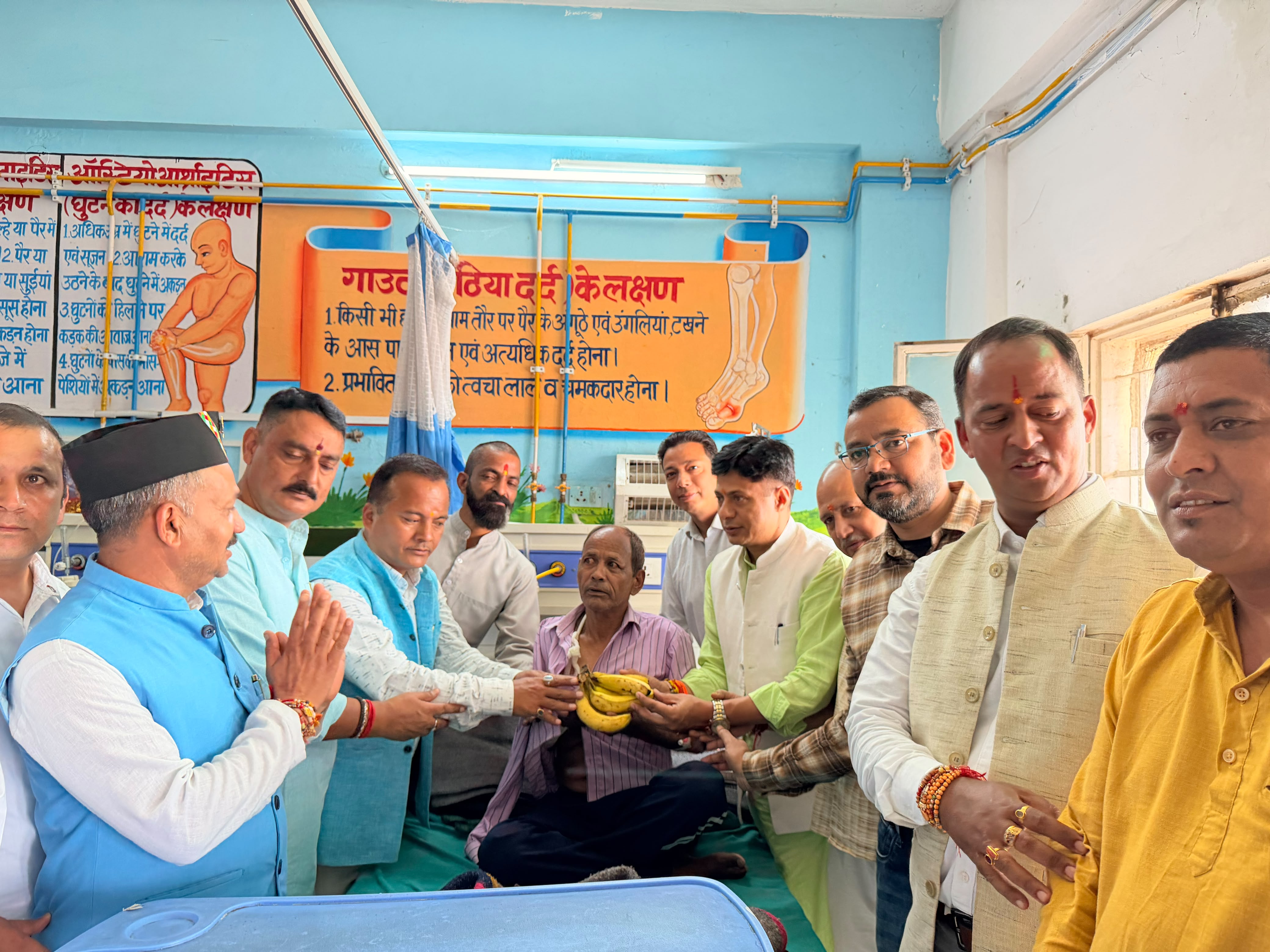 मुख्यमंत्री धामी के जन्मदिवस पर भाजपा अल्मोड़ा नगर मंडल का सेवा कार्यक्रम, जिला अस्पताल में बांटे फल