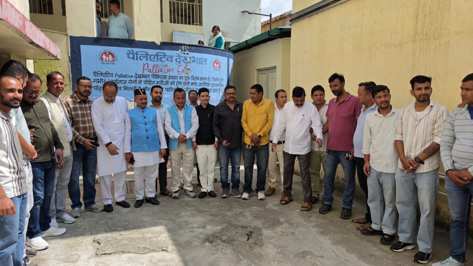 मुख्यमंत्री धामी के जन्मदिवस पर भाजपा अल्मोड़ा नगर मंडल का सेवा कार्यक्रम, जिला अस्पताल में बांटे फल