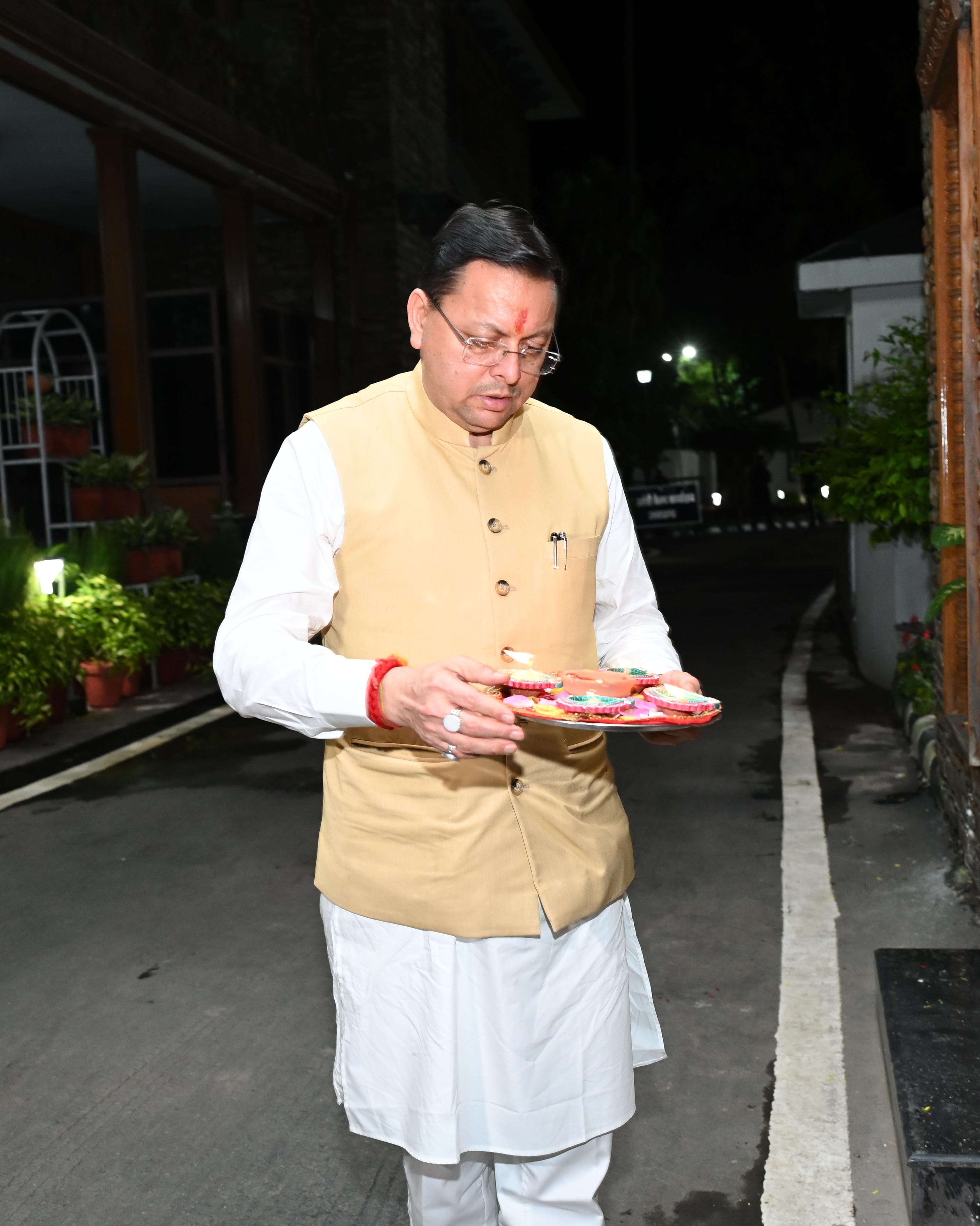 प्रधानमंत्री मोदी के जन्मदिवस पर मुख्यमंत्री धामी ने जलाया ‘आशीर्वाद का दीया’