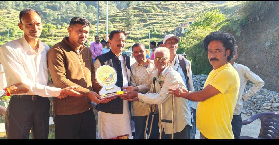 गांधी जयंती पर टाना-पन्याली में लघु दुग्ध डेयरी का शुभारंभ
