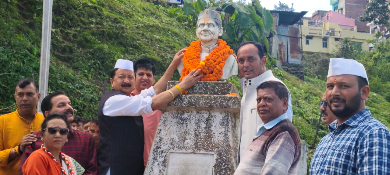 गांधी-शास्त्री जयंती पर रानीखेत में कांग्रेसजनों ने दी श्रद्धांजलि