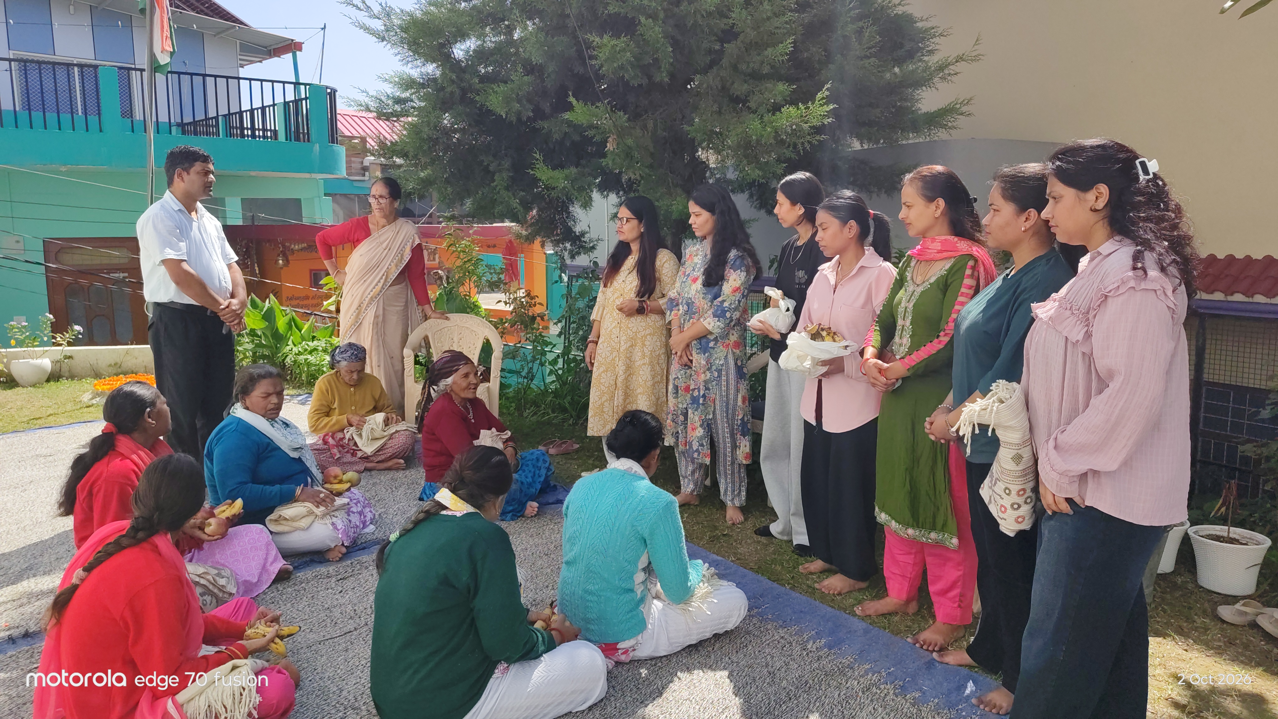 अंतर्राष्ट्रीय वृद्ध दिवस पर पिथौरागढ़ में कार्यक्रम, निराश्रित वृद्ध महिलाओं को फल एवं स्वाल वितरित
