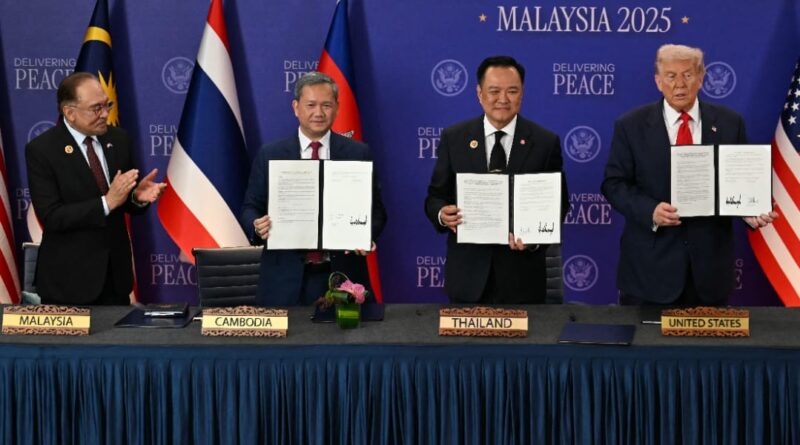 थाईलैंड और कंबोडिया के अधिकारियों द्वारा सीमा विवाद के बाद सीज़फायर समझौते पर हस्ताक्षर करते हुए
