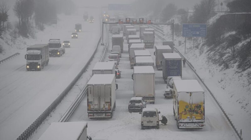 यूरोप में भीषण ठंड और बर्फबारी के कारण प्रभावित जनजीवन