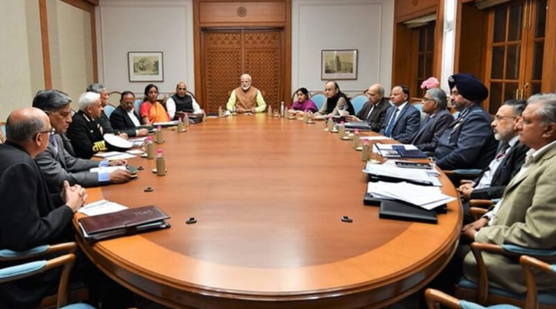 प्रधानमंत्री नरेंद्र मोदी बुनियादी ढांचा परियोजनाओं की समीक्षा बैठक करते हुए