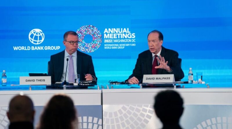 वैश्विक अर्थव्यवस्था पर विश्व बैंक की रिपोर्ट जारी करते अधिकारी