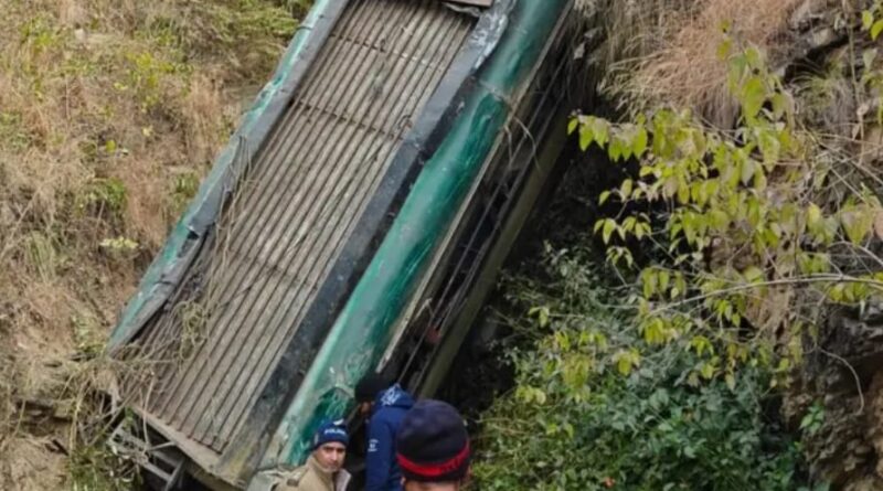 अल्मोड़ा जिले में बस खाई में गिरने के बाद राहत और बचाव कार्य