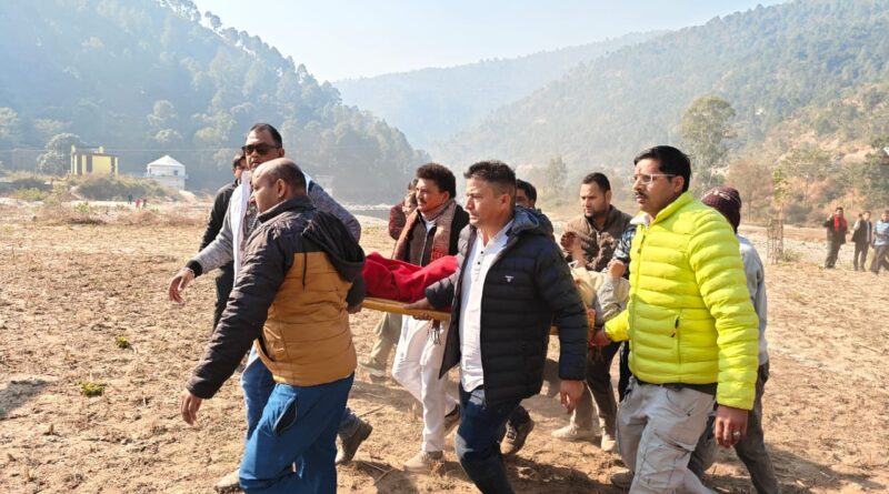 अल्मोड़ा में बस खाई में गिरने के बाद एसडीआरएफ और प्रशासन का रेस्क्यू अभियान