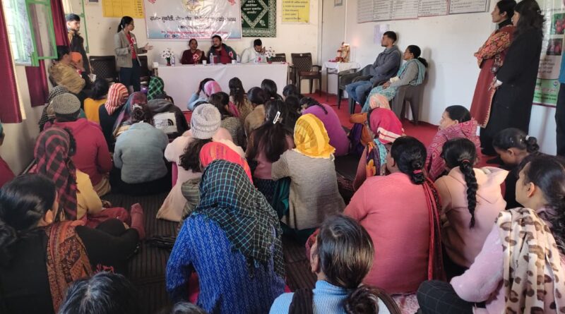 बालाकोट गांव में आयोजित ग्रामीण महिला ओपन माइक और संवाद कार्यक्रम का दृश्य।