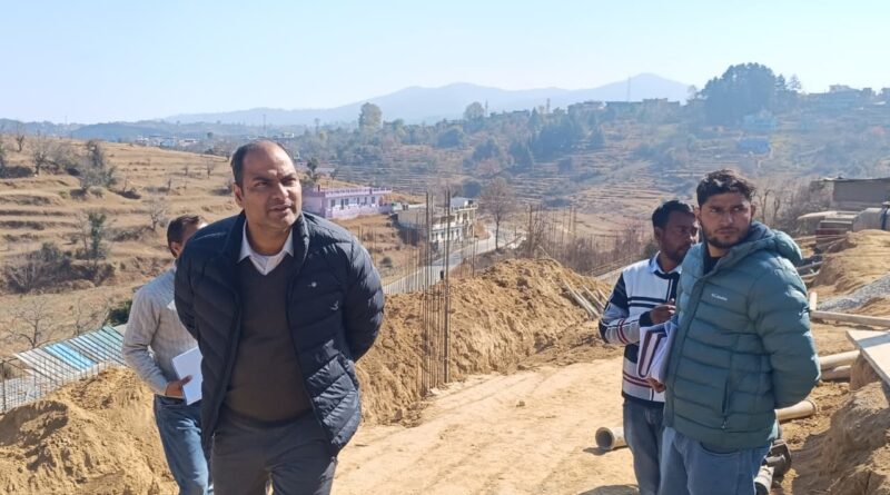 निर्माणाधीन तहसील कार्यालय भवन का निरीक्षण करता प्रशासन