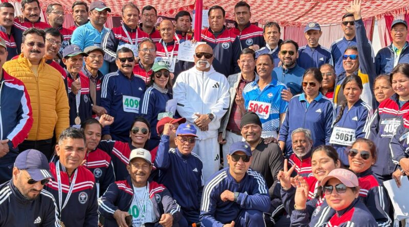 एथलेटिक्स ट्रैक पर दौड़ते प्रतिभागियों का प्रतिनिधिक दृश्य।