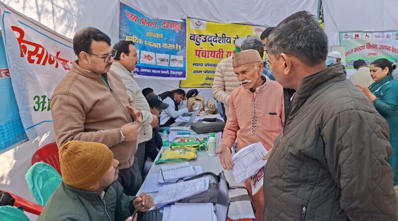 “जन–जन की सरकार अभियान के तहत उत्तराखंड के विभिन्न जिलों में आयोजित शिविरों में शामिल नागरिक और प्रशासनिक अधिकारी।”