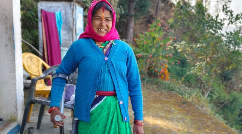चम्पावत में ग्रामीण महिला को उसके घर पर कृत्रिम पैर उपलब्ध कराते हुए तकनीकी टीम का दृश्य।