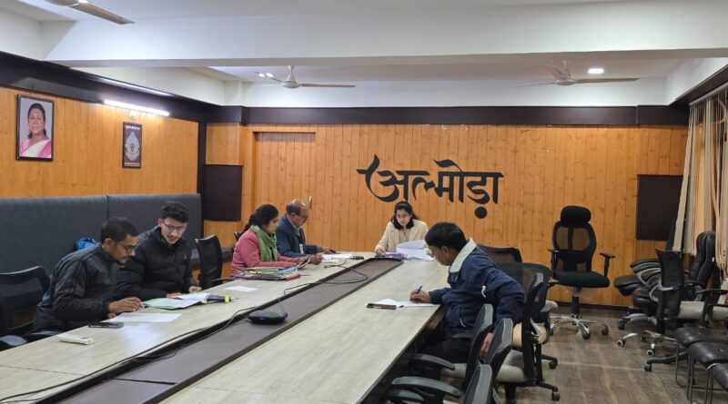 Image Alt Text: अल्मोड़ा कलेक्ट्रेट सभागार में समान नागरिक संहिता दिवस को लेकर आयोजित बैठक