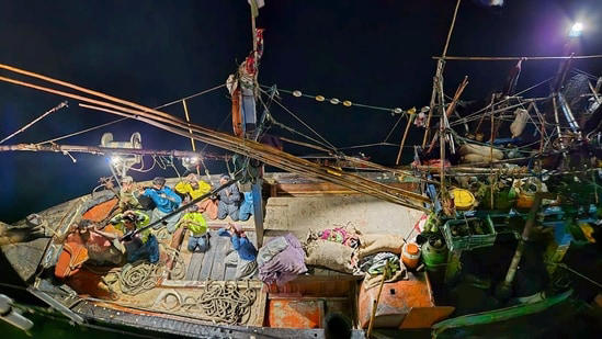 भारतीय तटरक्षक बल द्वारा IMBL के पास रोकी गई पाकिस्तानी नाव