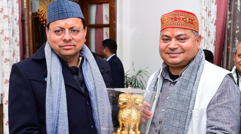 मुख्यमंत्री धामी और केंद्रीय राज्य मंत्री राज भूषण चौधरी देहरादून में बैठक के दौरान चर्चा करते हुए।