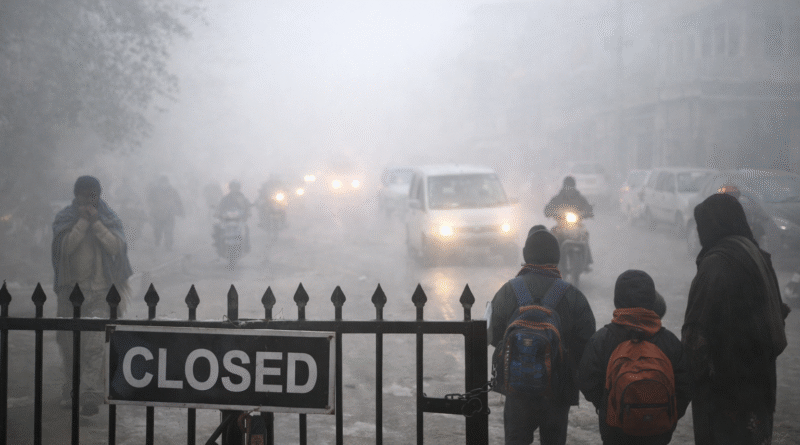 उत्तर भारत में शीतलहर के दौरान घने कोहरे में सड़क पर चलती गाड़ियां