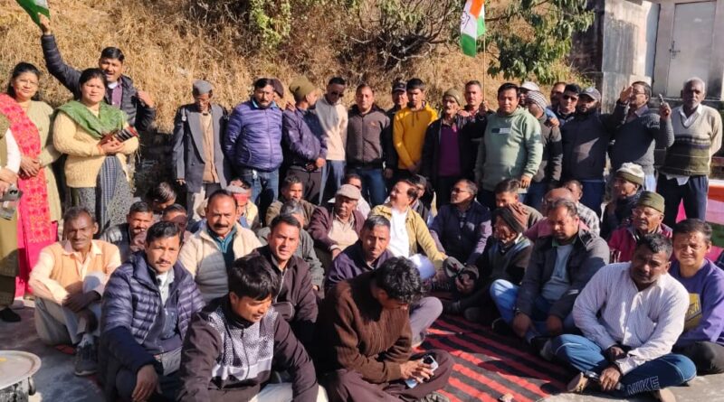 रानीखेत के ग्राम जैनोली में कांग्रेस कार्यकर्ताओं की बैठक का प्रतिनिधिक दृश्य।