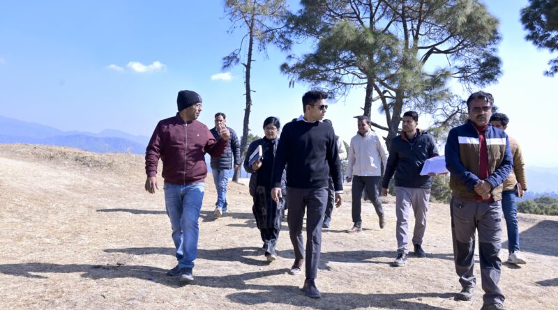 अल्मोड़ा के डीनापानी खेल मैदान का निरीक्षण करते प्रशासनिक अधिकारी।