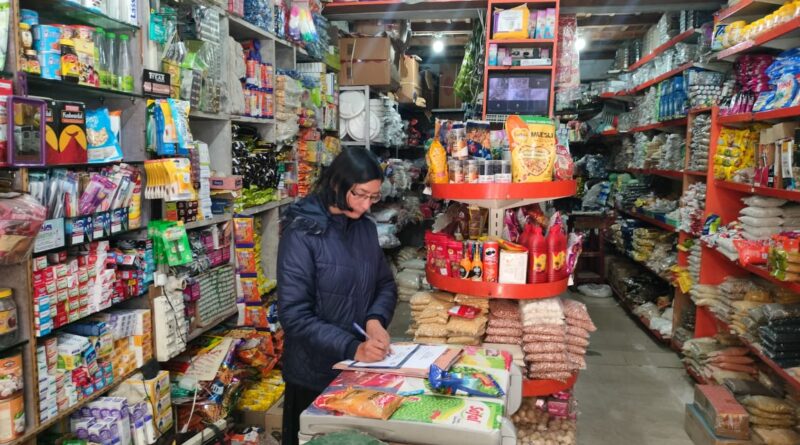 लोहाघाट बाजार में खाद्य सुरक्षा टीम द्वारा जनरल स्टोर और रेस्टोरेंट का निरीक्षण करते अधिकारियों का प्रतिनिधिक दृश्य।