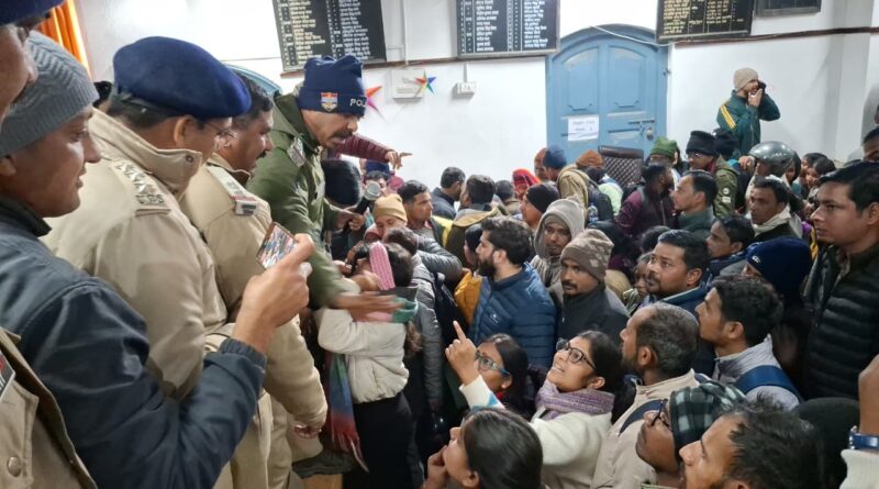 अल्मोड़ा में शिक्षक भर्ती काउंसलिंग के दौरान GIC परिसर में जुटे हजारों अभ्यर्थी