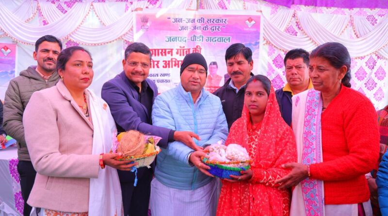 पौड़ी जिले के मसाणगांव में आयोजित बहुदेशीय शिविर में ग्रामीणों की समस्याएं सुनते अधिकारी।