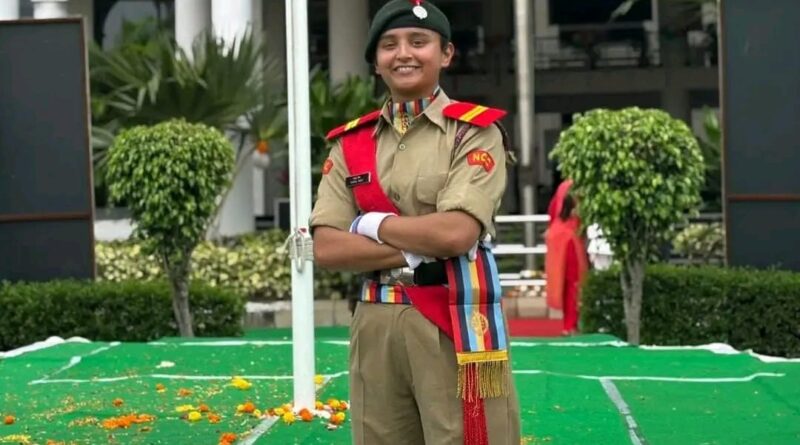 एनसीसी वर्दी में खड़ी एक महिला कैडेट, गणतंत्र दिवस परेड के लिए चयनित कैडेट का प्रतीकात्मक दृश्य।