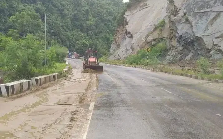 चम्पावत जिले में बेलखेत से घाट तक राष्ट्रीय राजमार्ग-09 पर प्रस्तावित सड़क सुधार कार्य का प्रतिनिधिक दृश्य।