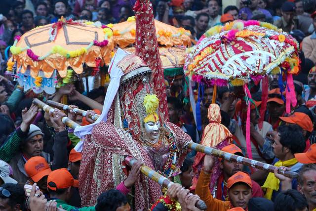 उत्तराखंड की नंदा देवी राजजात यात्रा के दौरान हिमालयी मार्ग पर श्रद्धालुओं का जुलूस