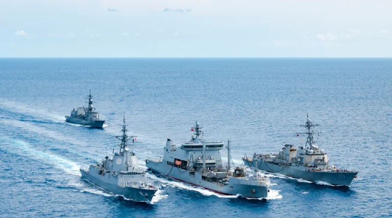 दक्षिण चीन सागर में नौसैनिक गश्त और सैन्य गतिविधियों का दृश्य