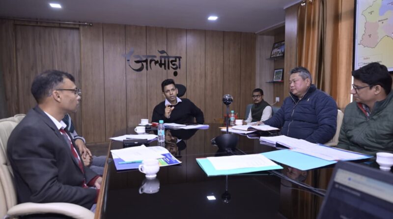 अल्मोड़ा कलेक्ट्रेट में स्वास्थ्य सेवाओं की समीक्षा बैठक करते जिलाधिकारी और अधिकारी।