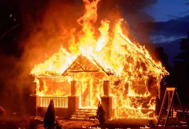 ग्रामीण क्षेत्र में घर में लगी आग का AI निर्मित प्रतीकात्मक दृश्य