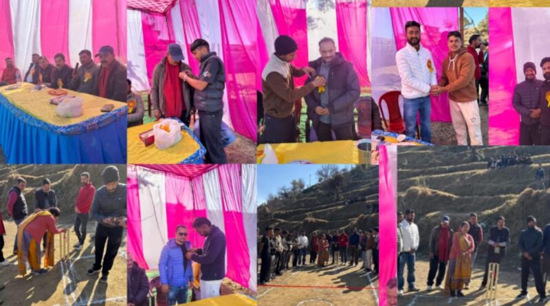 तोली मैदान लमगड़ा में तोली क्रिकेट टूर्नामेंट 2026 के उद्घाटन अवसर पर जुटे खिलाड़ी और दर्शक। Alt Text (Accessibility + SEO) अल्मोड़ा के तोली मैदान लमगड़ा में आयोजित स्थानीय क्रिकेट टूर्नामेंट का उद्घाटन दृश्य।