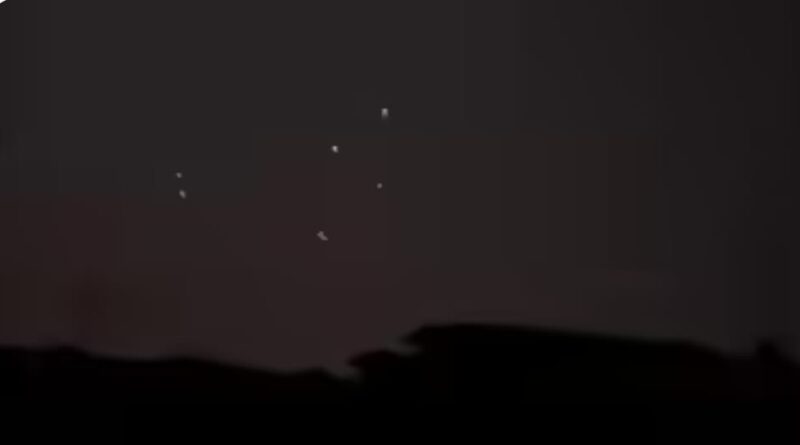 रात के समय जम्मू-कश्मीर सीमा पर सुरक्षा बल संदिग्ध ड्रोन गतिविधि के बाद निगरानी करते हुए