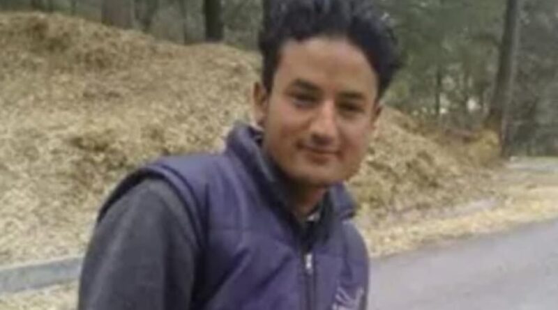 रानीखेत में डंपर हादसे की जगह पर पुलिस और स्थानीय लोग