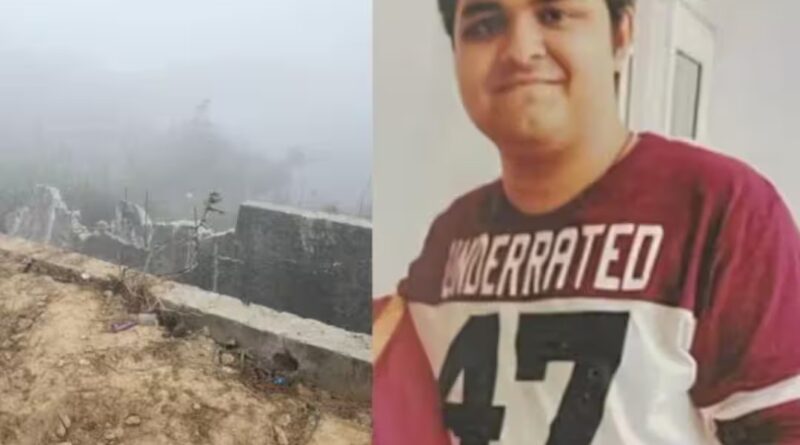 ग्रेटर नोएडा सेक्टर-150 में कार हादसे के बाद गहरे पानी भरे गड्ढे पर मौजूद लोग और बचाव प्रयास।