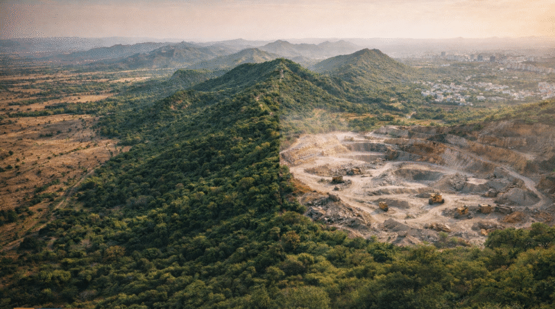 अरावली पर्वतमाला का प्राकृतिक दृश्य, जो उत्तर-पश्चिम भारत में पर्यावरणीय संतुलन का प्रतीक है