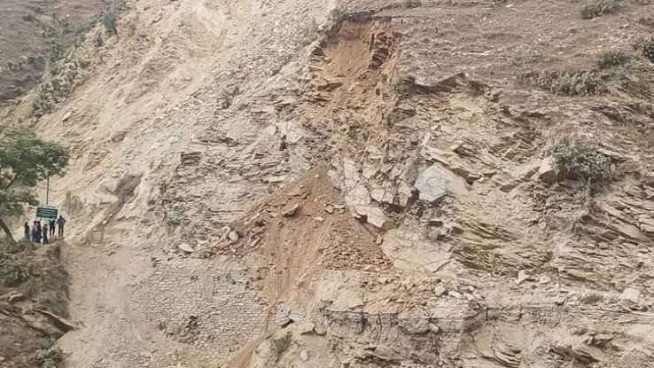 अल्मोड़ा के क्वारब डेंजर जोन में भूस्खलन संभावित सड़क का AI निर्मित दृश्य