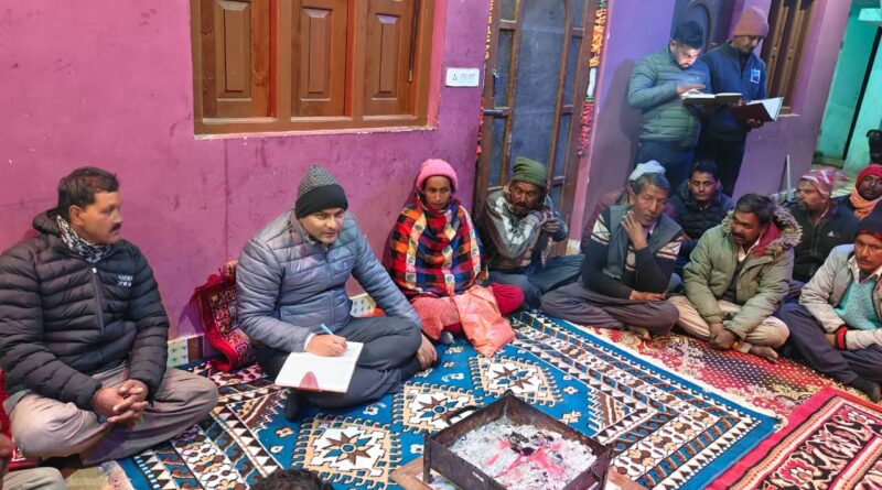 चम्पावत के नरसिंह डांडा गांव में आयोजित रात्रि चौपाल में ग्रामीणों से संवाद करते प्रशासनिक अधिकारी