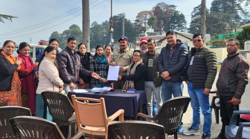 पुलिस थाने में सोशल मीडिया पोस्ट से संबंधित शिकायत का प्रतिनिधिक दृश्य