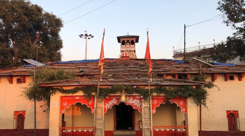 अल्मोड़ा में नन्दा देवी मंदिर के विकास कार्यों का निरीक्षण करते जिलाधिकारी अंशुल सिंह