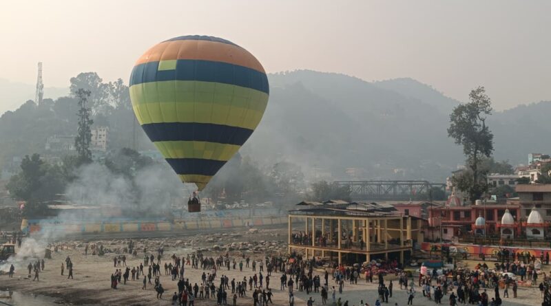 बागेश्वर उत्तरायणी मेले में सरयू बगड़ पर आयोजित हॉट एयर बैलून शो