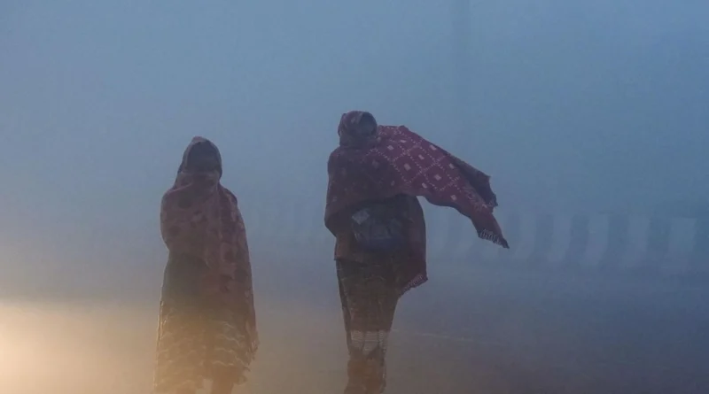 उत्तर भारत में घने कोहरे के कारण कम दृश्यता का प्रतीकात्मक दृश्य