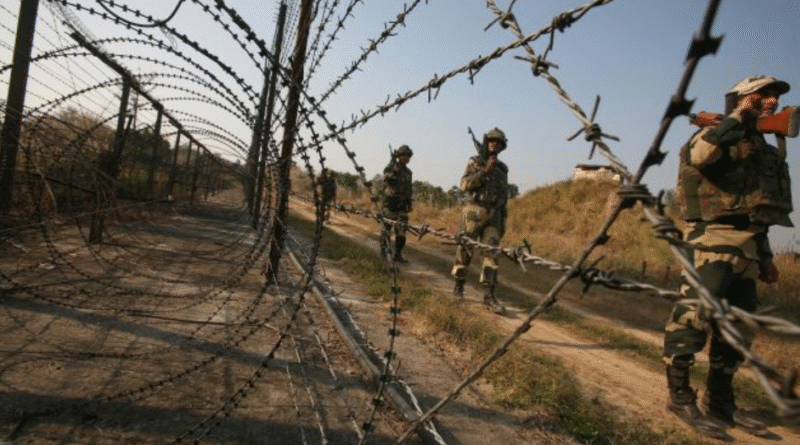 भारत पाकिस्तान सीमा पर ड्रोन गतिविधि के बाद सर्च ऑपरेशन करते भारतीय सुरक्षा बल