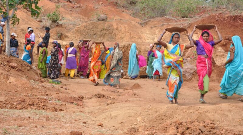 भारत में MGNREGA के तहत ग्रामीण रोजगार में लगे श्रमिक