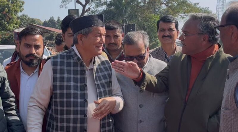 देहरादून महा-सभा में हरीश रावत और विनोद प्रसाद रतूड़ी की उपस्थिति और संवाद।